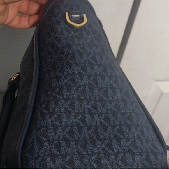 Michael Kors Signature Carine Medium Satchel Navy Blue. - Picture 5 of 9